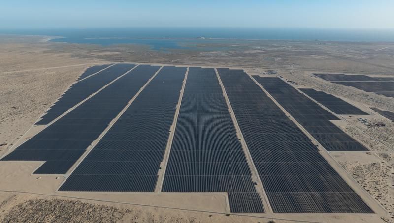 在墨西哥佩尼亚斯科港附近拍摄的中国能源建设集团承建的佩尼亚斯科港光伏项目二期工程（无人机照片）。新华社资料