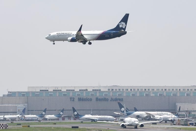 在墨西哥首都墨西哥城贝尼托·华雷斯国际机场拍摄的飞机	。新华社资料