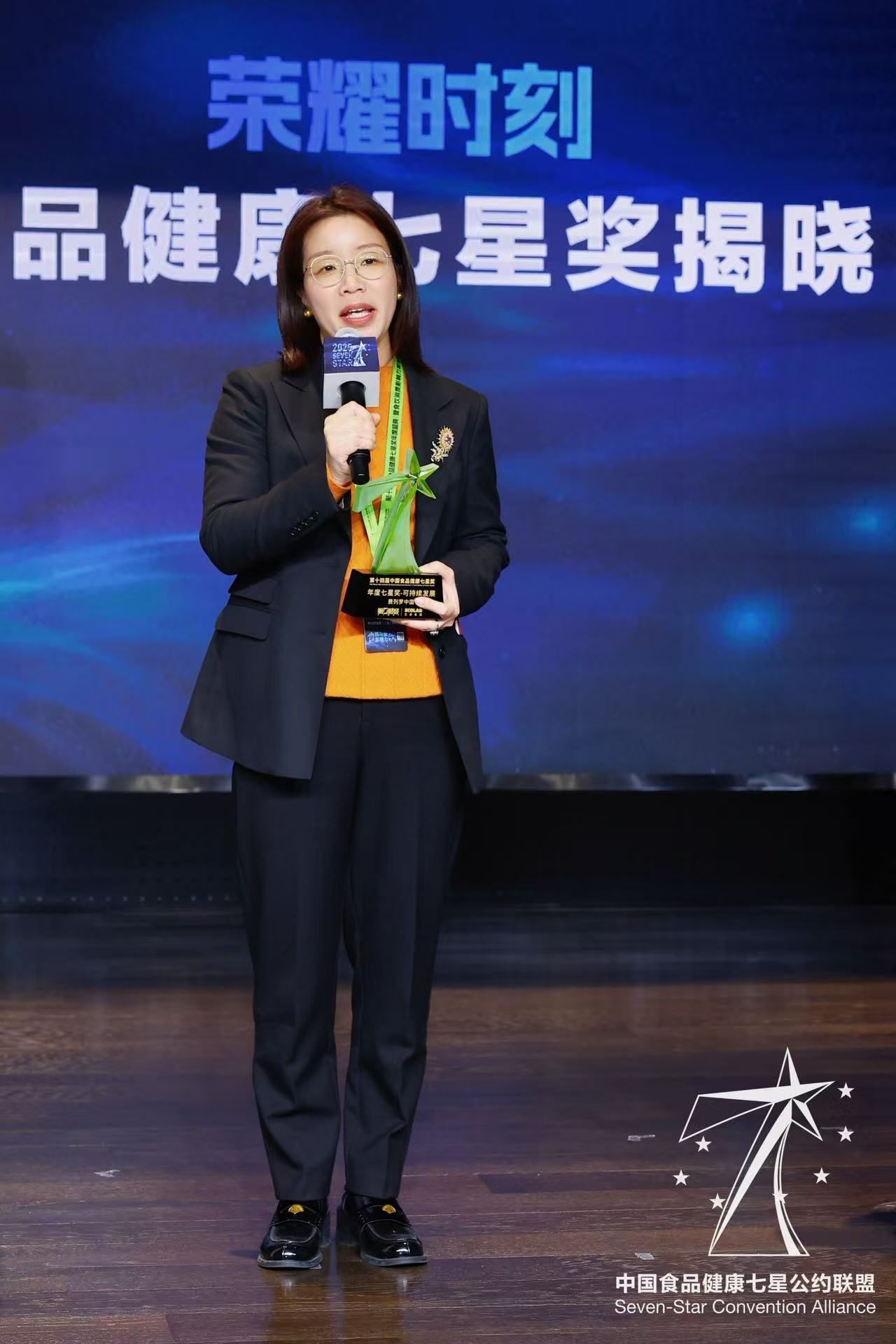 费列罗中国食品安全与质量负责人韩鑫君上台领奖