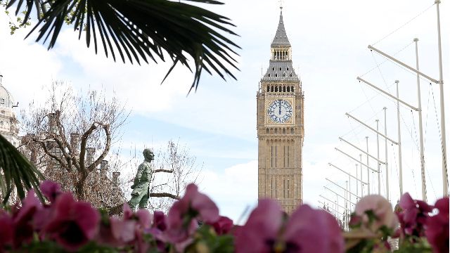 鲜花盛开在英国伦敦大本钟旁 （新华社图）